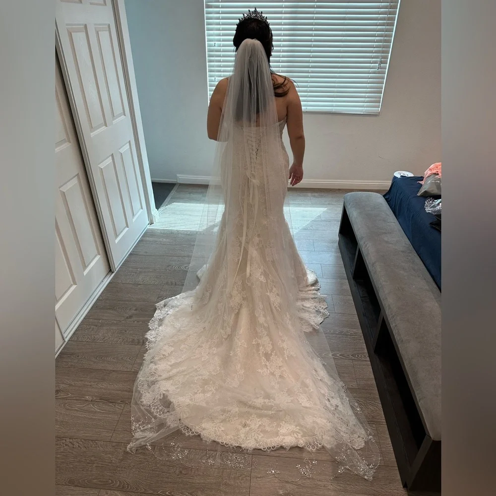 NWT David’s Bridal Scalloped Sparkle Cathedral Veil In Ivory - Picture 4 of 10